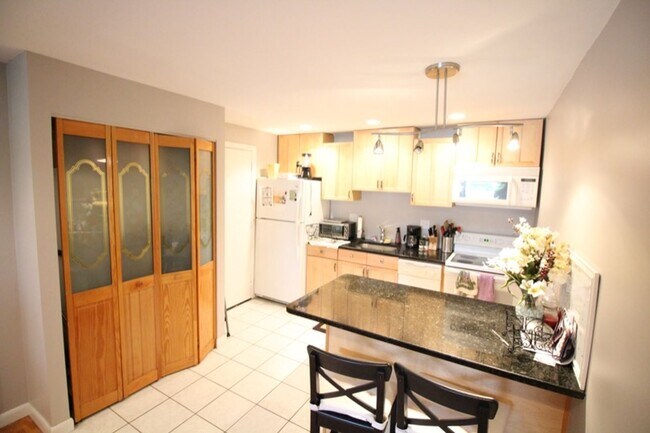 Building Photo - 2 BED WITH PARKING AND LAUNDRY IN UNIT ON THE ALLSTON/BRIGHTON/BROOKLINE LINE