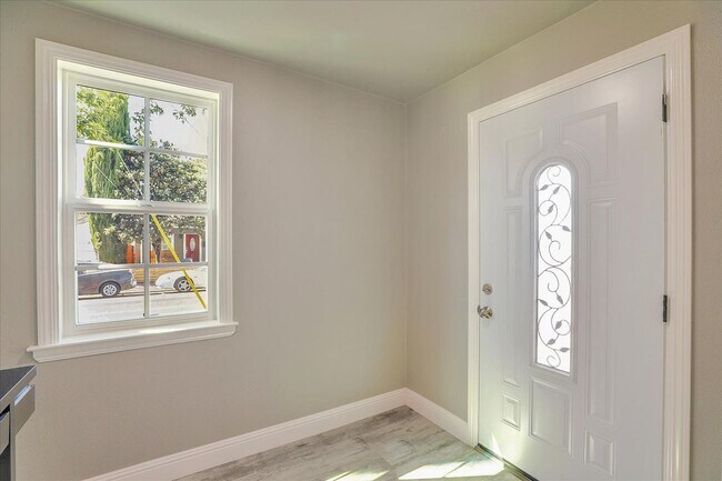 Foto del edificio - Adorable & Modern Remodeled Home, New floo...