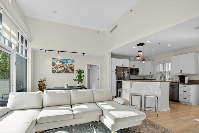 Building Photo - 555 Front St