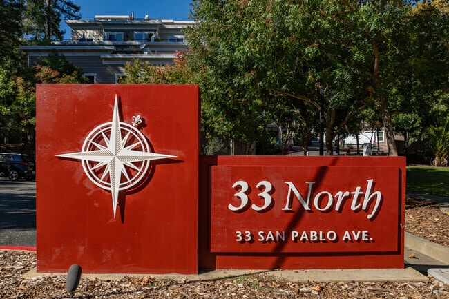 Señal del monumento - 33 North Apartments