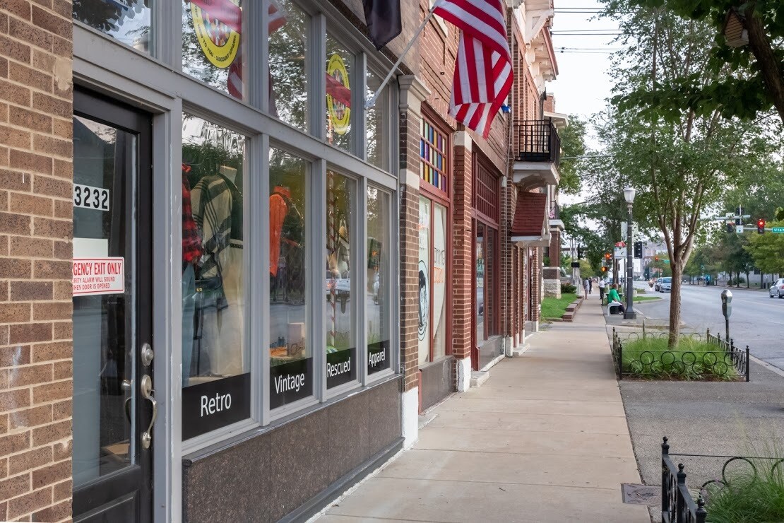 3232 is situated in the heart of vibrant, South Grand blvd. - 3232 S Grand Blvd