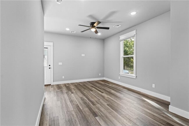 Building Photo - 772 S Locust Ave