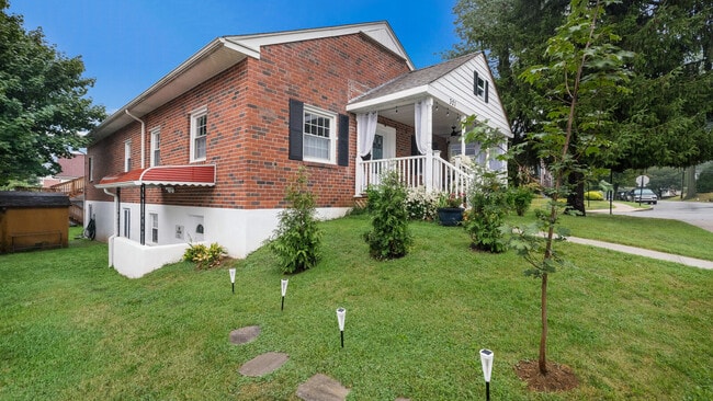 Front of house - 321 E Jefferson St