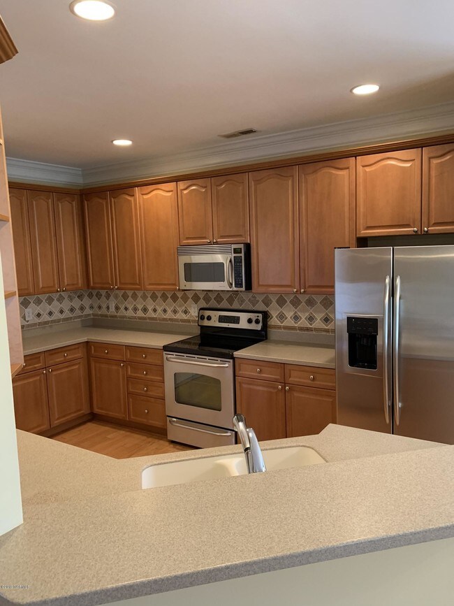 Building Photo - 3137 Redfield Dr