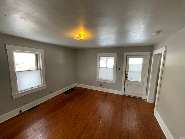 Building Photo - 521 W Wylie St