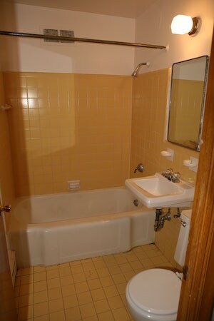 Baño - Roosevelt Garden Apartments