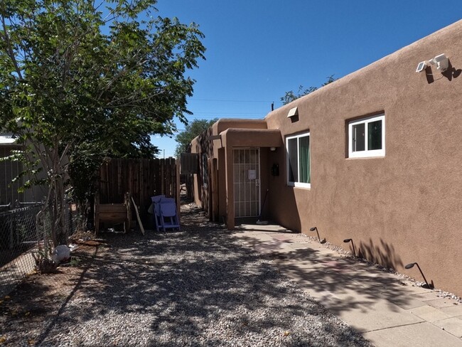 Building Photo - Cozy 1 BR, 1 Bath Casita