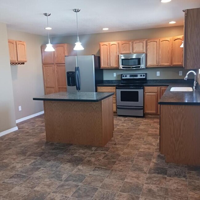 Building Photo - 2316 Lake Helena Dr