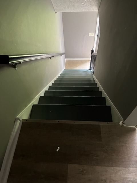 Escaleras que suben a los dormitorios. - 1927 Patterson Cir