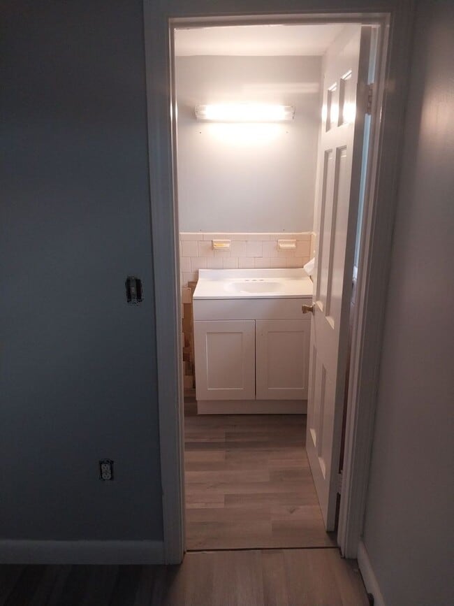 Building Photo - 1 Bedroom, 2nd Floor Condo-West Yarmouth