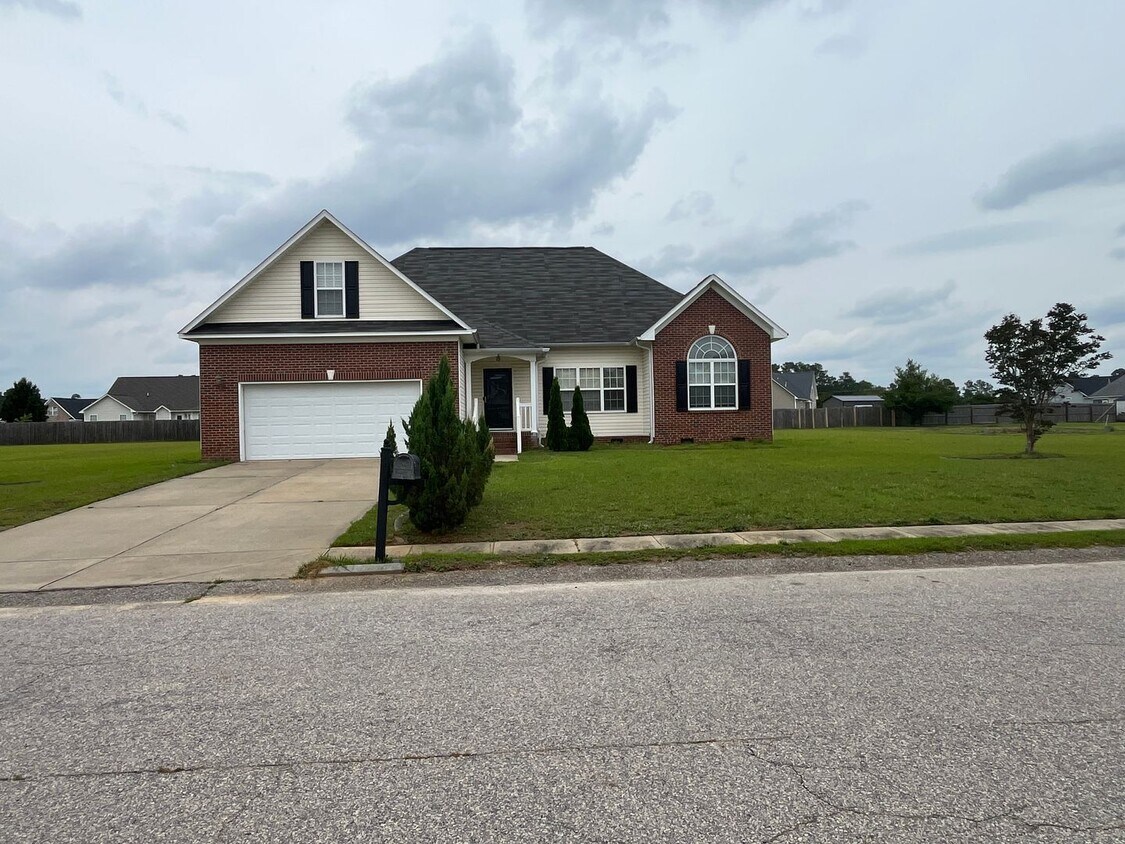 Primary Photo - Charming 4 Bed, 2 Bath Home in Raeford