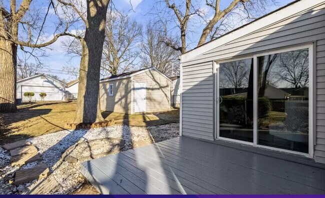 Building Photo - 7059 Lansdowne