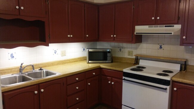 Kitchen: electric range, refrigerator, garbage disposal, microwave & W/D hookup - 2 Harris Rd