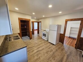 Building Photo - 12 Willow Ct