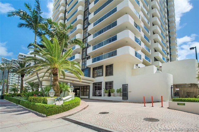 Foto del edificio - 5757 Collins Ave