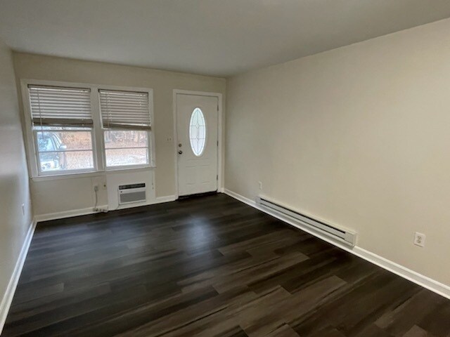 Living Room/Entry - 4760 Glenn St