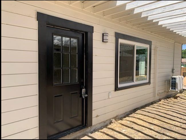 Building Photo - Buchanan Duplex