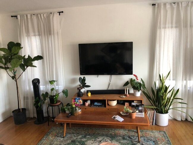 livingroom - 949 N Vendome St