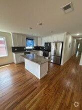 Building Photo - 718 Summer Ave