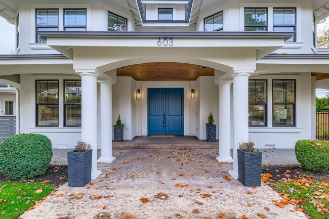 Building Photo - Stunning 5bed/5bath + Office in Prime Kirk...