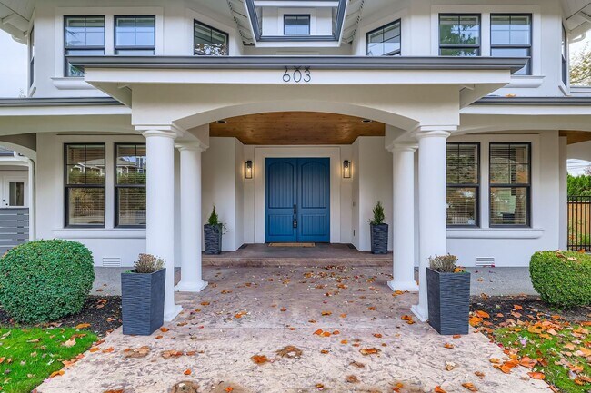 Foto del edificio - Stunning 5bed/5bath + Office in Prime Kirk...