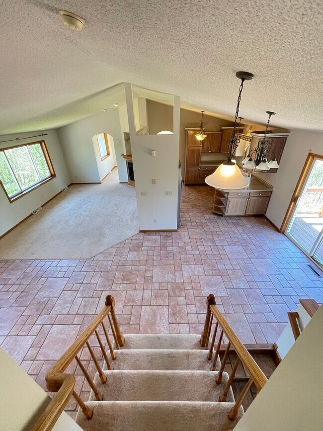 Building Photo - AVAILABLE NOW - 4 Bed, 3.5 Bath Home in He...