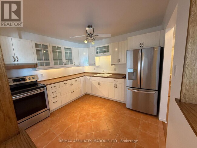 Building Photo - 220 Kenyon St W