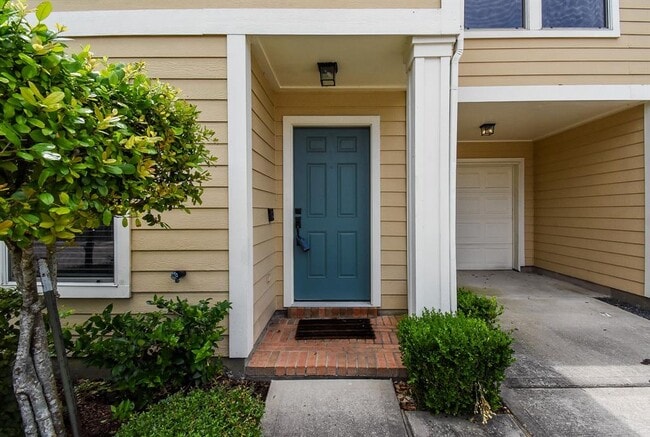 Building Photo - 714 Redwing Park Dr