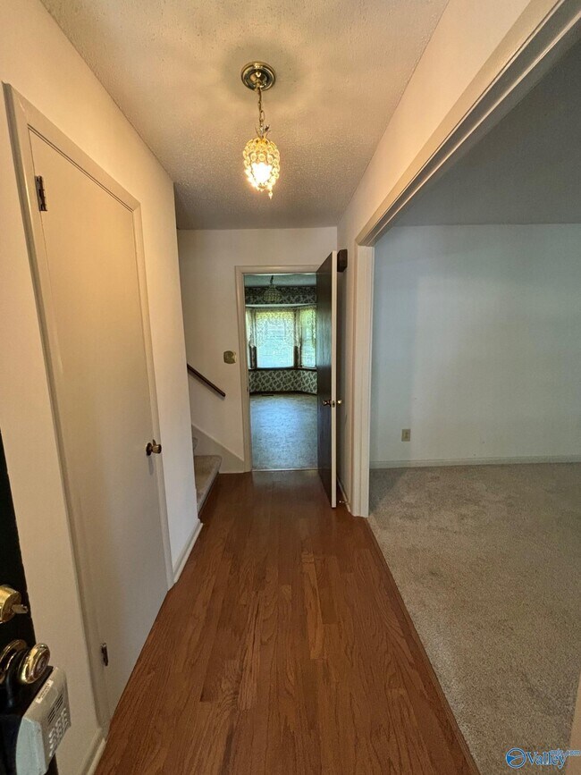 Building Photo - 1925 Lynnbrook Dr SW