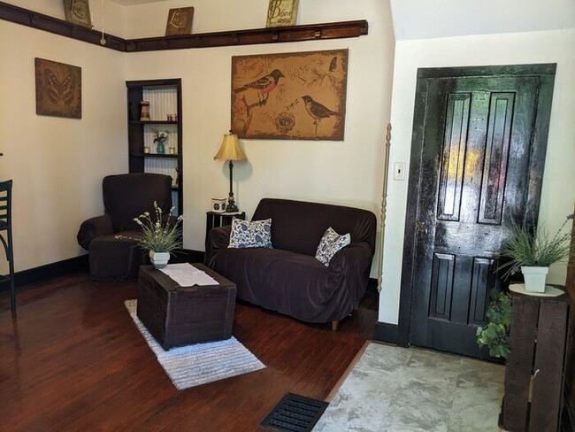 Building Photo - Cute 1 Bedroom Close to Campus w/All Utili...