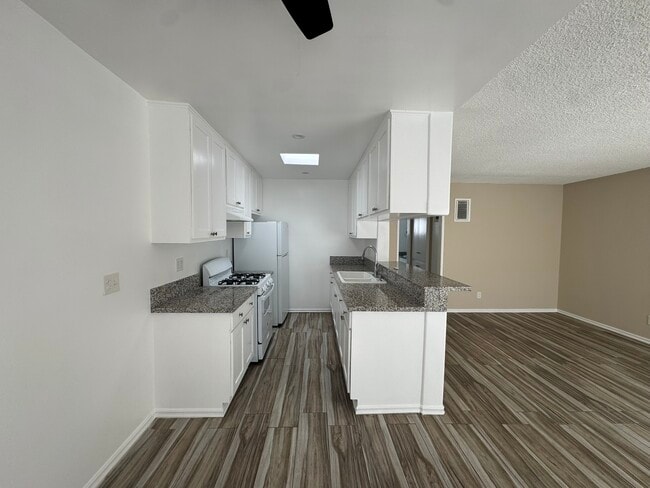 Building Photo - 5545 Carlton Way