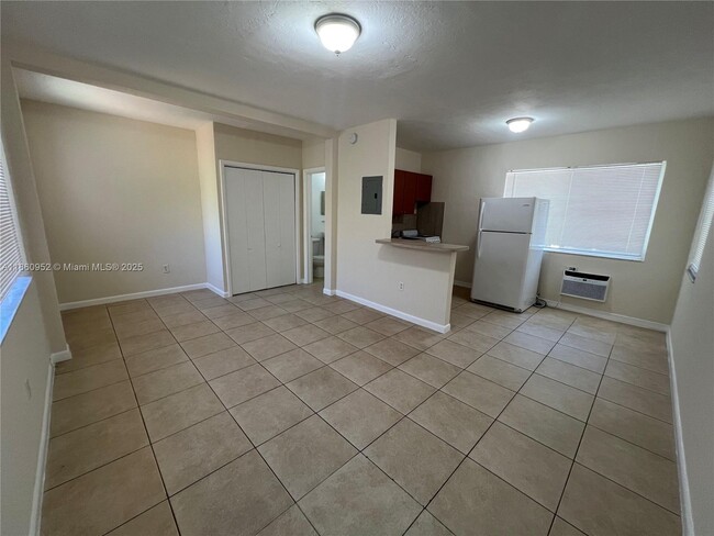 Foto del edificio - 690 NE 85th St