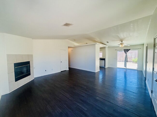 Building Photo - 4 Bedroom, 2 Bath Home with Attached Garag...