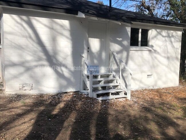 Building Photo - 612 N 9th St