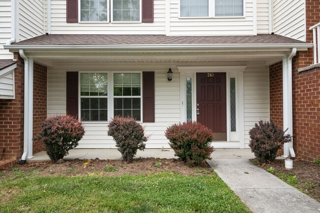 Building Photo - 3 bed/ 2 1/2 Bath.  Pet Friendly. Off Stre...