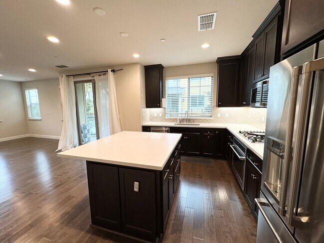Building Photo - Perfect Shape Sage Community Townhome in L...
