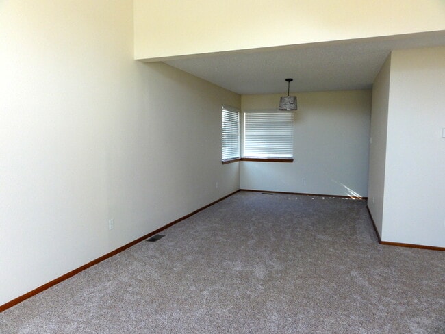 Building Photo - 3 Bdr, 2½ Bath, 2 Car, 4 Level w/Basement