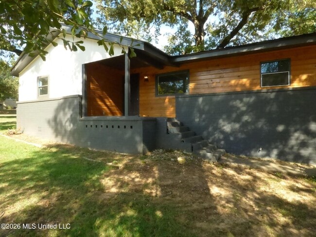 Building Photo - 220 N James Ave