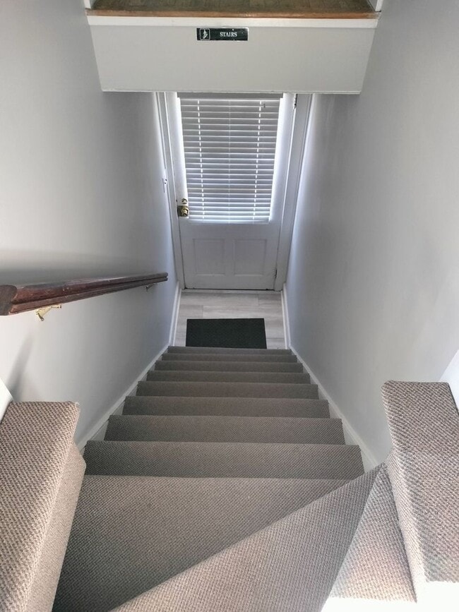 Building Photo - Fully Furnished 2BR/1BA Apartment with Uti...