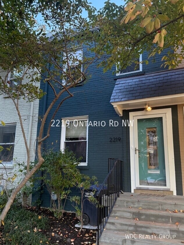 Foto principal - 2219 Ontario Rd NW