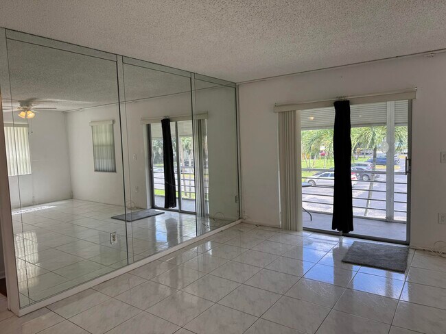 Foto del edificio - 4990 E Sabal Palm Blvd