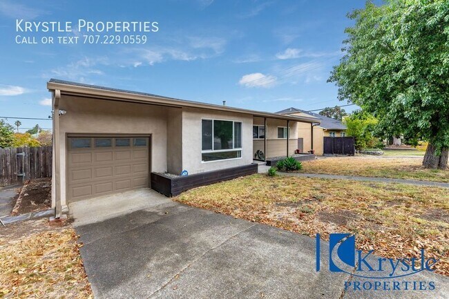 Foto del edificio - Lovely, updated home with large yard and A/C