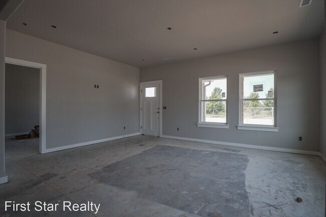 Building Photo - 4 br, 3.5 bath House - 644 N Salem Rd