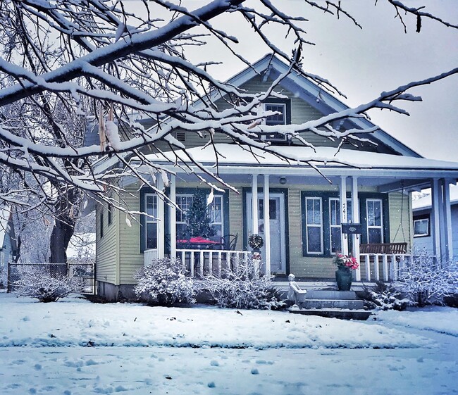 Building Photo - Cute, Well-cared for Furnished Craftsman S...