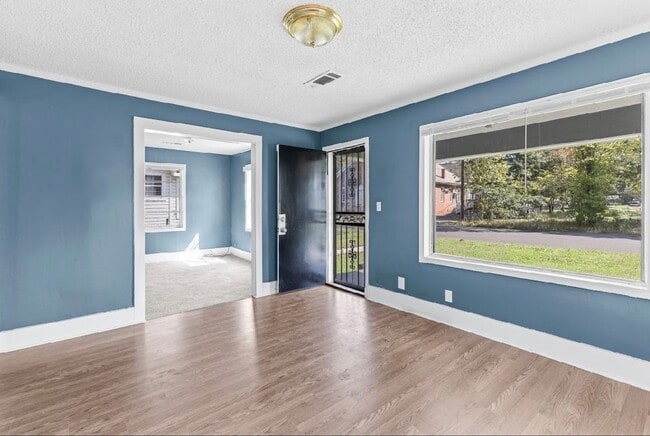 Building Photo - Beautifully Renovated 4 Bedroom 2 Bath Hom...