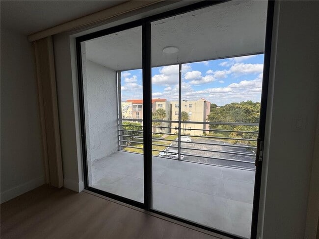 Building Photo - 1820 N Lauderdale Ave