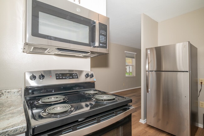Kitchen - Eagle Point Townhomes