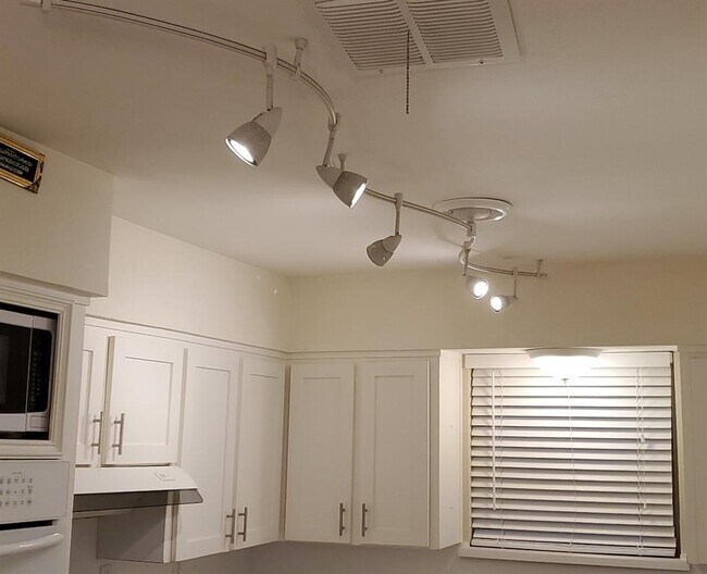Building Photo - 1215 Belclaire Ln