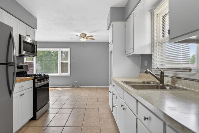 Building Photo - 5870 Garrett Ln