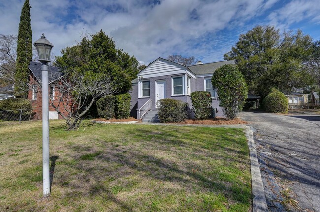 Building Photo - Charming 2 Bedroom Home Just Blocks from USC Campus with Great Parking & Move-In Ready Appeal